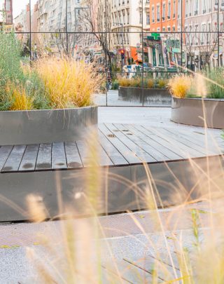 Jardinières métalliques avec assise sur mesure